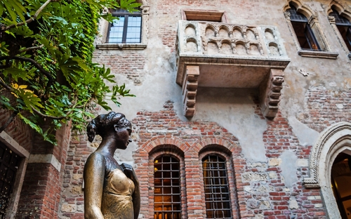 Verona - Statue von Julia mit Balkon - © alesinya7 - stock.adobe.com