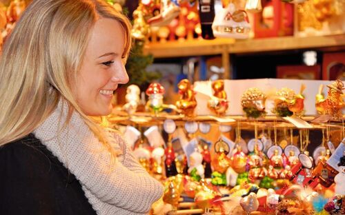 Weihnachtsmarktbesuch - © Dan Race - Fotolia