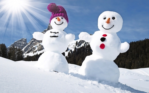 Schneemänner in den Alpen - © HappyAlex - stock.adobe.com