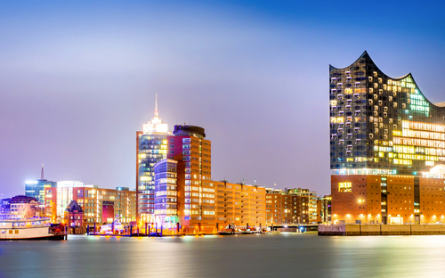 Hamburg - Elbphilharmonie bei Nacht - ©John Smith - stock.adobe.com