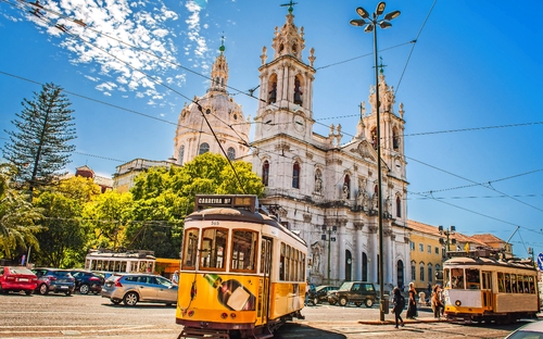 Lissabon - Historische Straßenbahn 28 - © Filip - stock.adobe.com