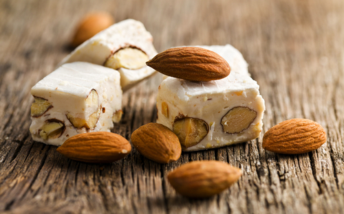 Weißer Nougat mit Mandeln - ©Jiri Hera - stock.adobe.com