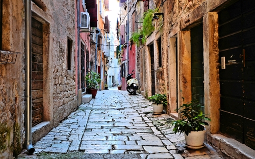 Rovinj - Altstadtgasse - © Jenifoto - stock.adobe.com