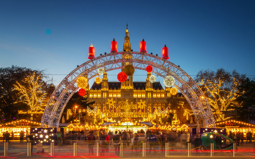 Rathausplatz - Christkindlmarkt - © tichr - stock.adobe.com