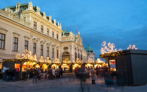 Schloss Belvedere - Weihnachtsmarkt - © diyanadimitrova - stock.adobe.com