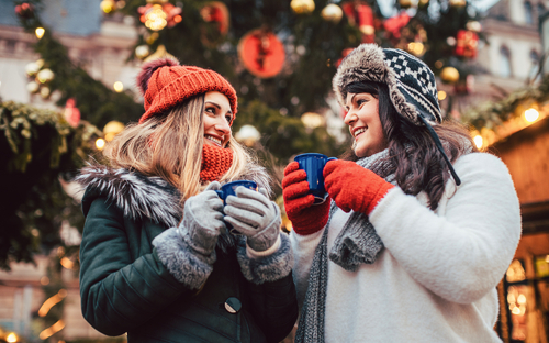 Weihnachtsmarktbesuch - © Kzenon - stock.adobe.com