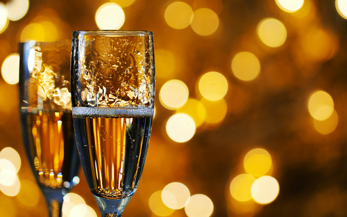 zwei Gläser Champagner auf verschwommenem Hintergrund - © Anna - stock.adobe.com