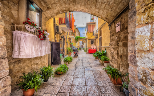 Apulien - Malerische Gasse - ©Kanturu - stock.adobe.com