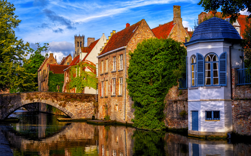 Brügge - Historische Backsteinhäuser - ©Boris Stroujko - stock.adobe.com