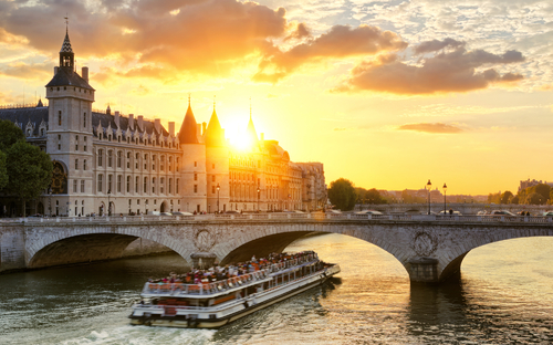 Paris bei Sonnenuntergang - © Beboy - stock.adobe.com