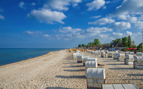Strand und Strandkörbe - © Jürgen Wackenhut - stock.adobe.com