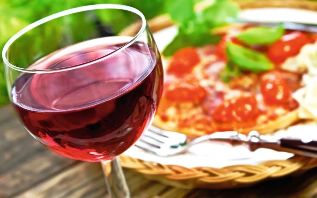 Rotwein & Pizza - © PhotoSG - Fotolia