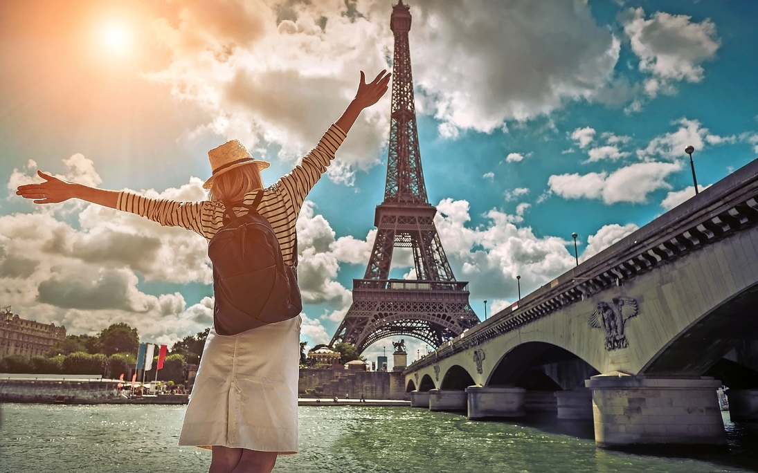 Frau Touristen in der Nähe des Eiffelturms in Paris unter sunlig - © Andrii IURLOV - stock.adobe.com