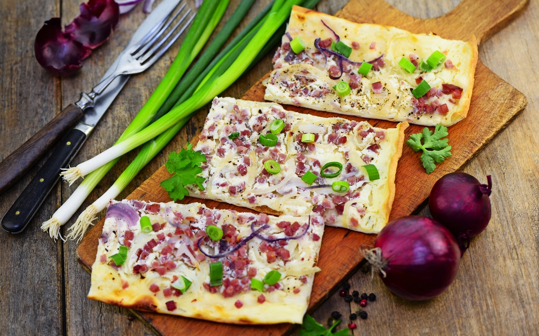 Flammkuchen Speck Schinken - © photocrew - stock.adobe.com