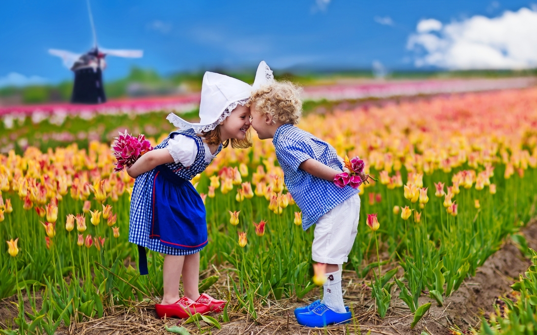 Niederländische Kinder in Tulpenfeld - © famveldman - Fotolia