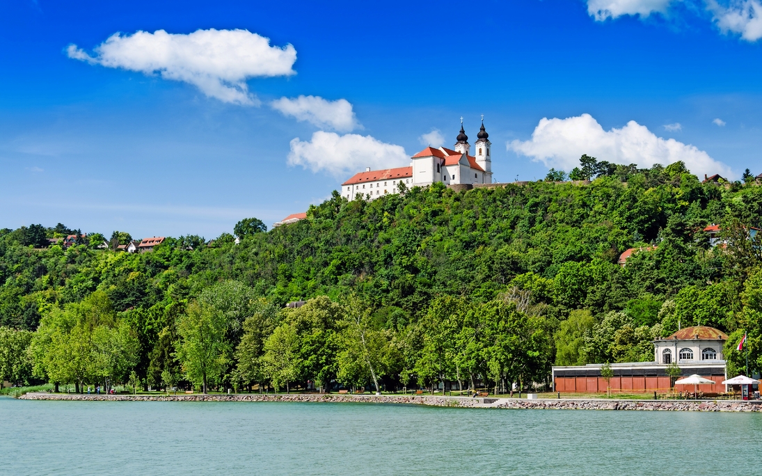 Blick zur Benediktinerabtei in Tihany, Ungarn - © klagyivik - Fotolia