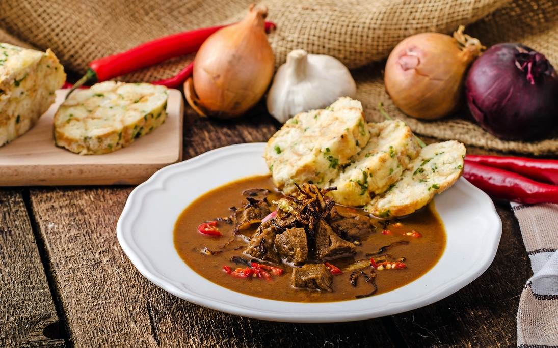 Klassische tschechische Gulasch mit Knödeln - © Peteers - Fotolia