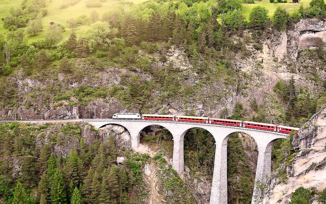 Glacier-Express - St. Moritz nach Chur - © serjiob74 - stock.adobe.com