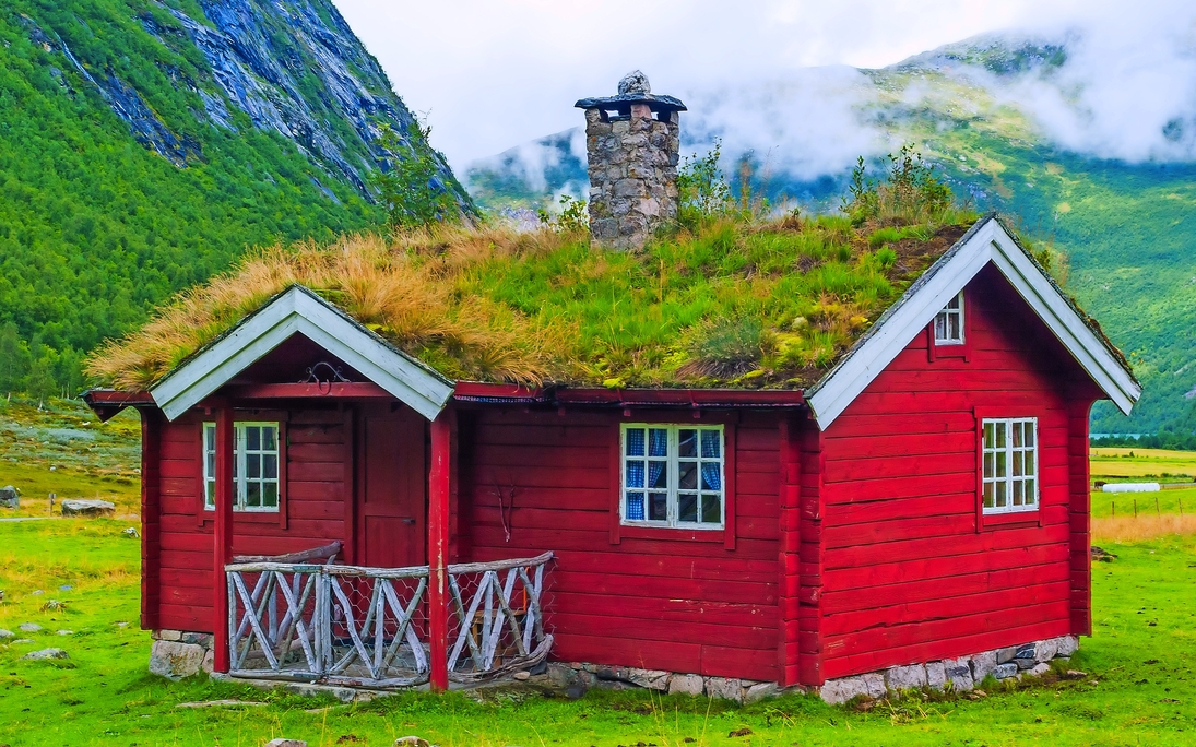 Typisches Haus mit Gras auf dem Dach in einem Bergdorf. Norwegen - © alexanderkonsta - stock.adobe.com