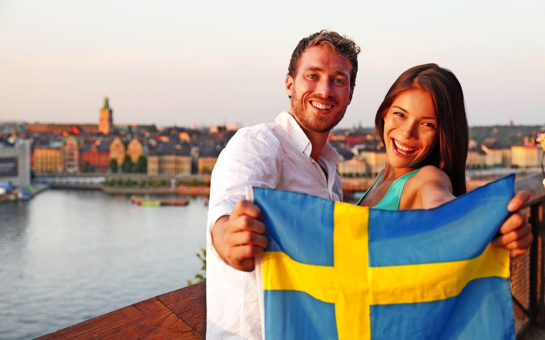 Schwedische Leute zeigen Schweden-Flagge in Stockholm - © Maridav - stock.adobe.com