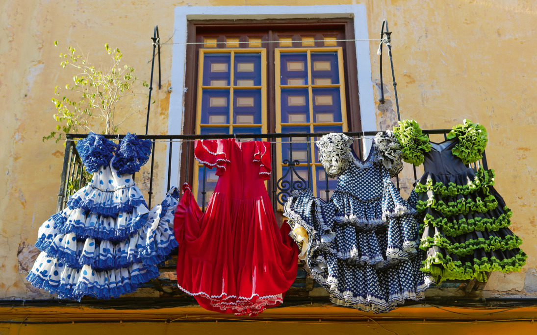 Traditionelle Flamenco-Kleider in einem Haus in Malaga,Spanien - © jorisvo - Fotolia