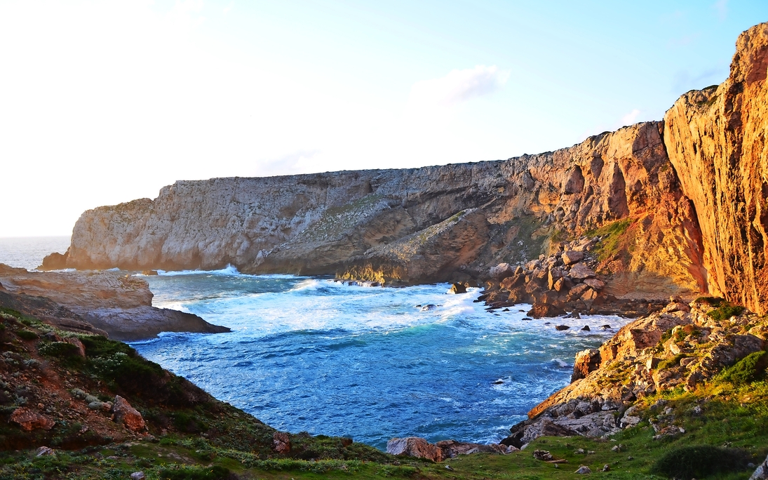 Schöner Sonnenuntergang an der Westküste der Algarve zwischen Praia do Amado und Cabo de Sao Vincente - © Maiyun Kenshin - stock.adobe.com