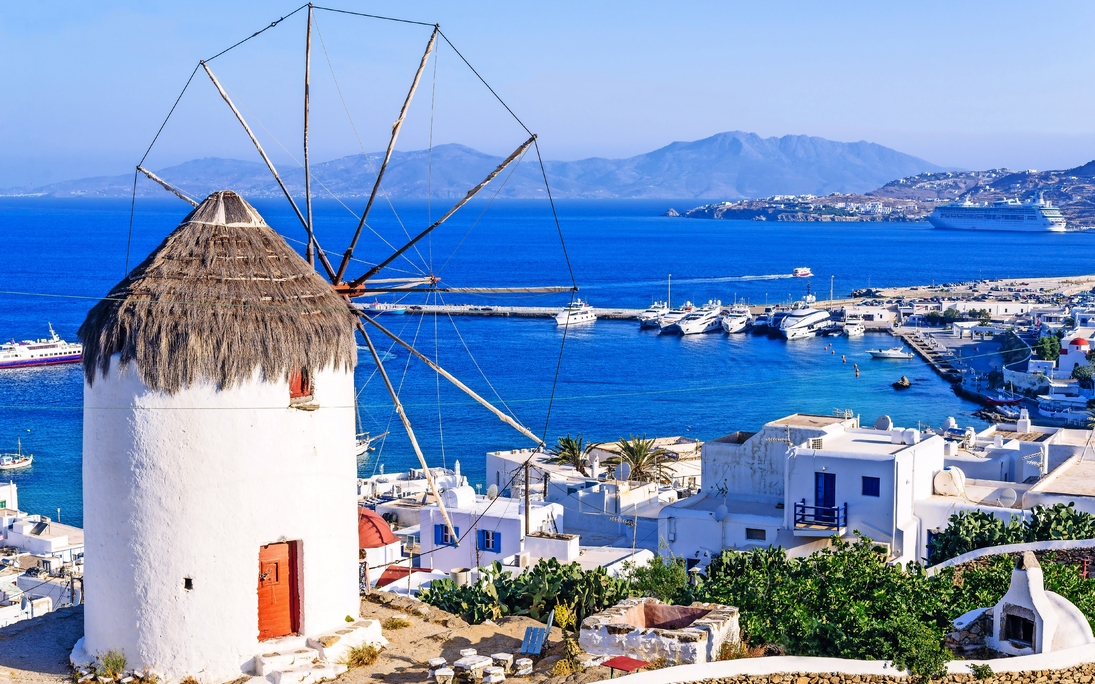 Blick auf Mykonos und die berühmte Windmühle von oben, Insel Mykonos, Kykladen, Griechenland - © aetherial - stock.adobe.com