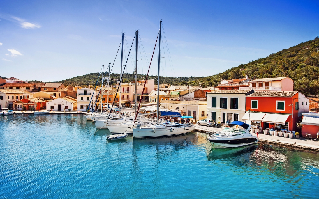 Segelboote in der Stadt Gaios, Insel Paxos, Griechenland - © kite_rin - stock.adobe.com