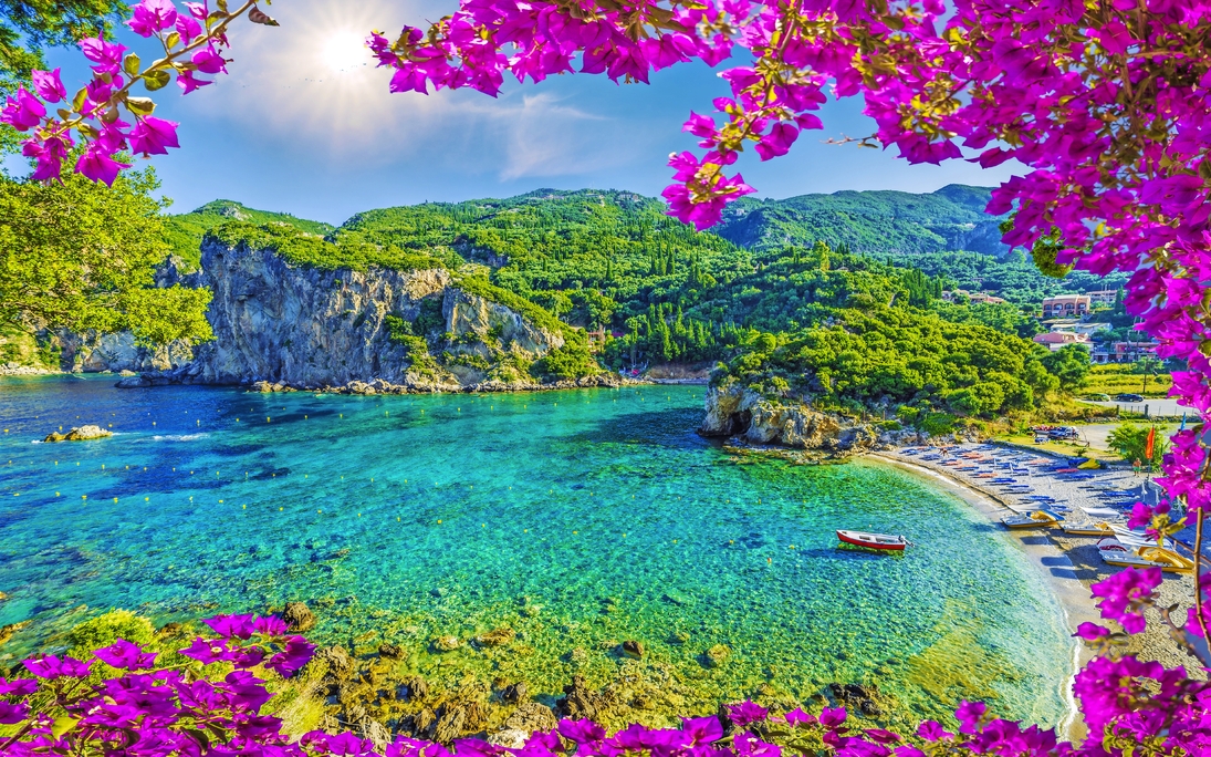 Erstaunliche Bucht mit kristallklarem Wasser in Paleokastritsa, Korfu Insel, Griechenland - © Balate Dorin - stock.adobe.com
