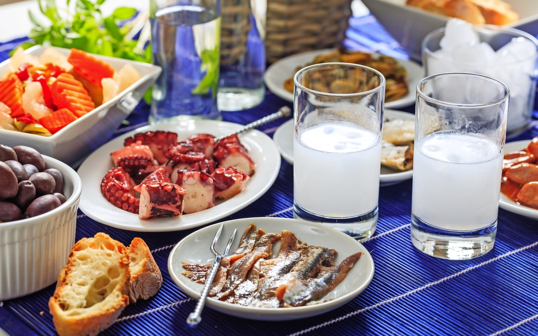 Zwei Gläser Ouzo und Vorspeisen - © Rawf8 - stock.adobe.com